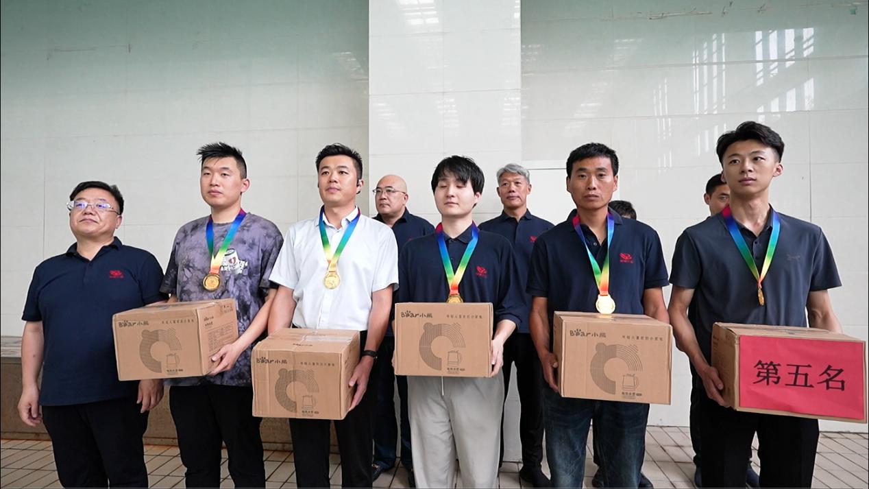 02公司副總經理辛改成為榮獲第五名的：商丘分公司艾祥、創新業務部田一鳴、投標中心王潤龍、鶴壁分公司趙有光、市場部柏昆雷 頒獎表彰.jpg