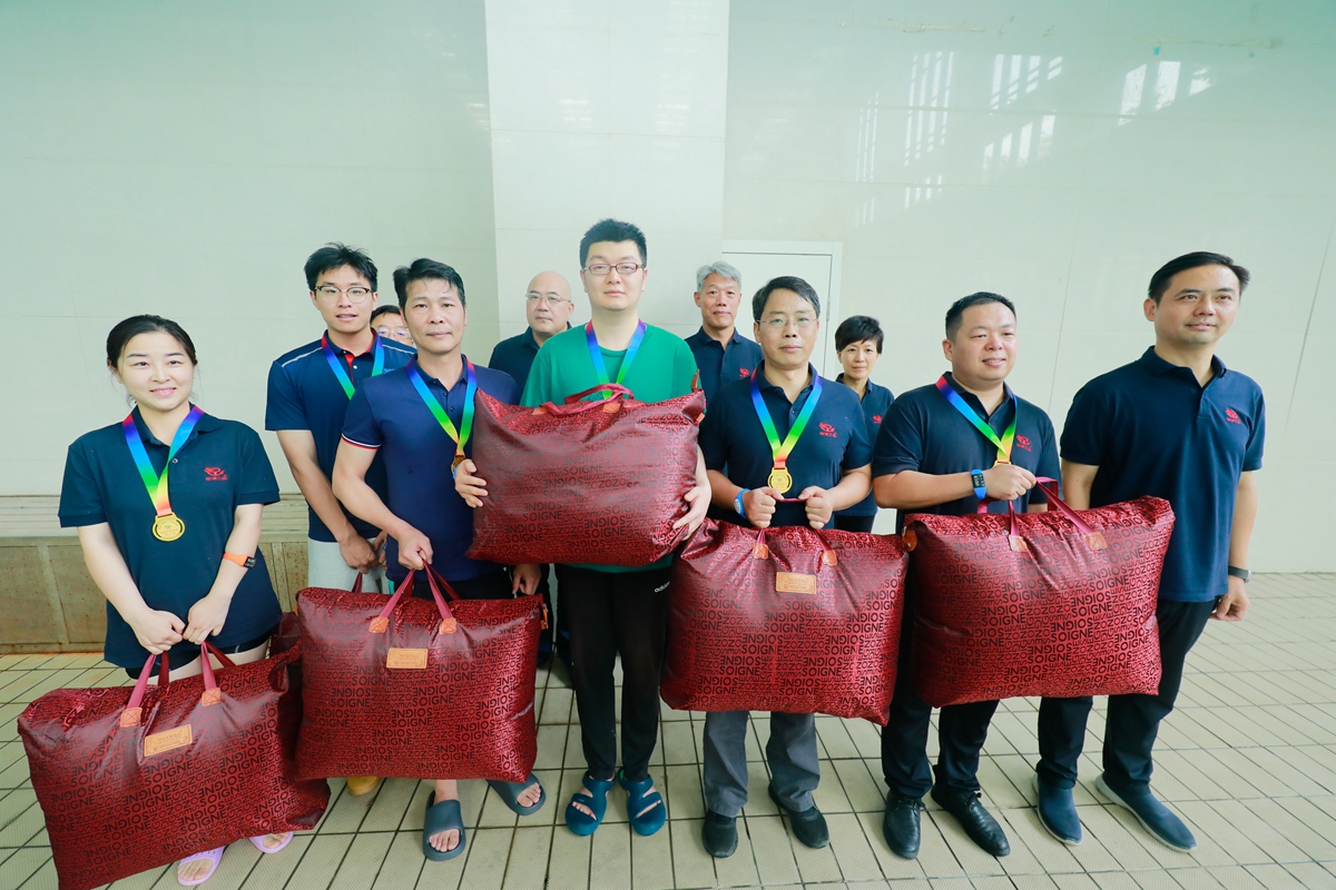 04-公司副總經理張大亮為榮獲個人項目第三名的：研發二中心海天陽、中誠公司邵巍、第一工程公司孫奧、創新業務部楊祥強、中誠公司余林、駐馬店分公司頓健楠頒獎表彰.JPG