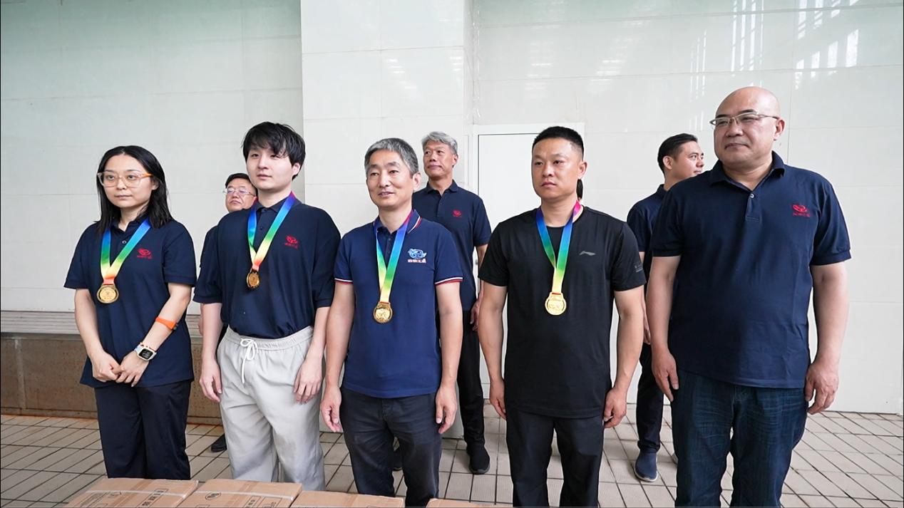 05公司副總經理荊旭慶為榮獲第二名的：投標中心王潤龍、平頂山分公司朱筱萌、焦作分公司何博博、AI中心趙國綱 頒獎表彰.jpg