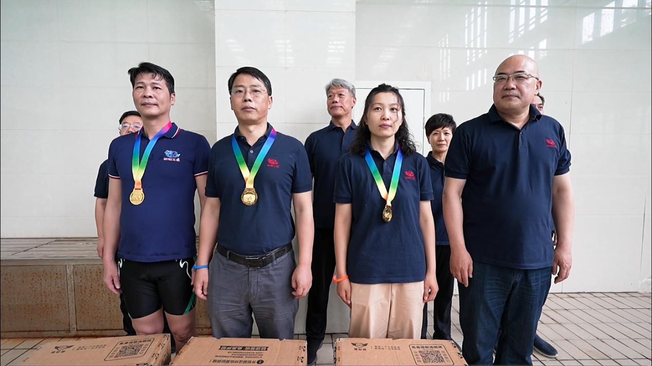 06公司副總經理荊旭慶為榮獲第一名的：中誠公司余林、焦作分公司劉杰、創新業務部楊祥強 頒獎表彰.jpg