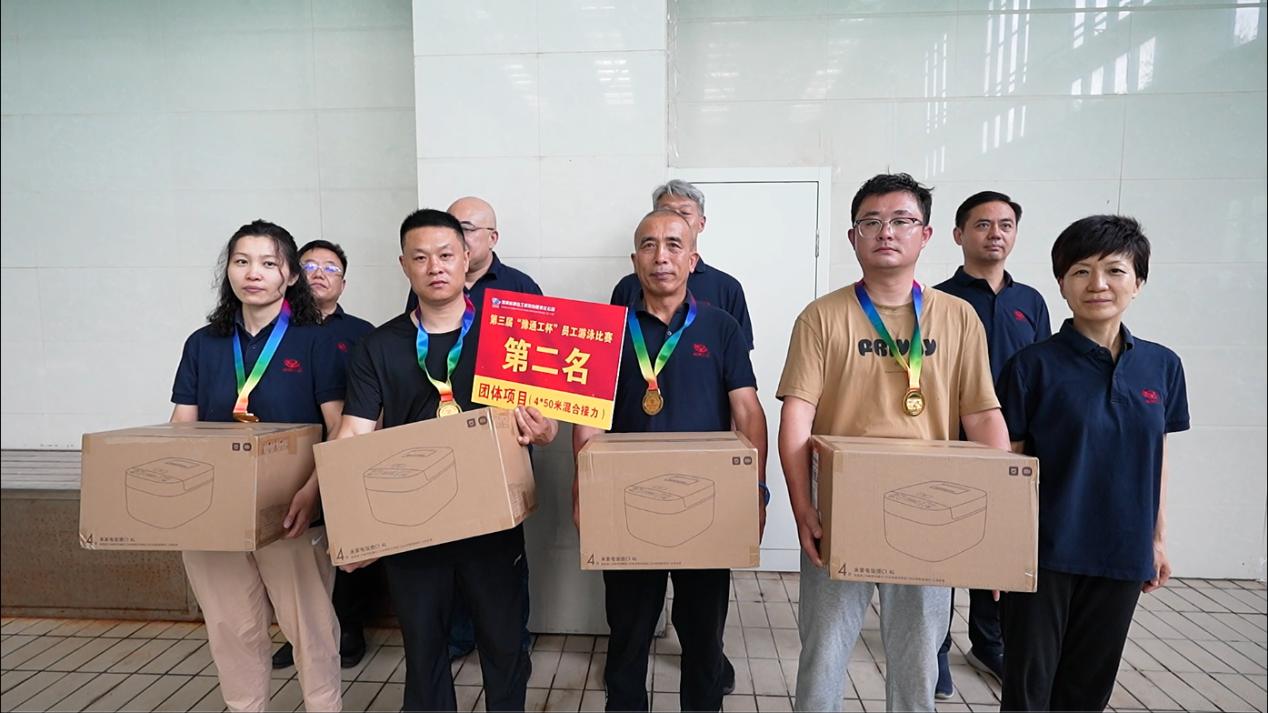 08公司工會主席、副總經理時群英為榮獲450米接力項目第二名的：第十三分工會（焦作分公司）頒獎表彰.jpg