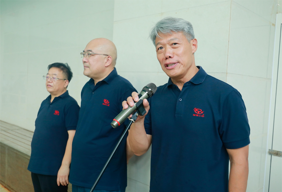 01-公司黨委書記、總經理李子憲宣布第三屆“豫通工杯”員工游泳比賽圓滿閉幕.JPG